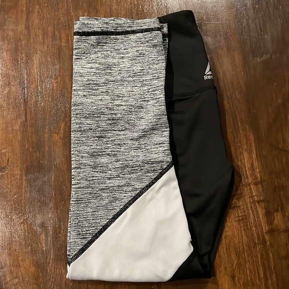 HP🎉 Reebok Crop Leggings - Picture 2 of 5